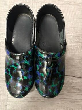 Women’s Black Patent Slip-On Clogs with Blue & Green Pattern